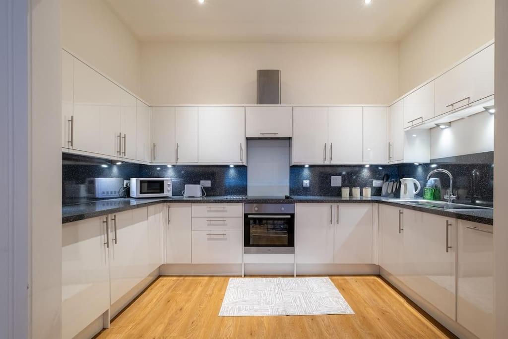 2 Bed 2 Bath Spacious Apartment In Central 阿伯丁 外观 照片